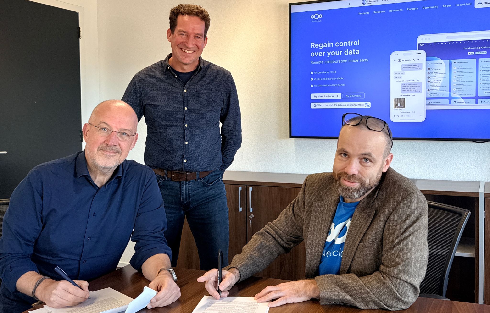 Nextcloud partner Bossers & Cnossen signing the partnership contract.