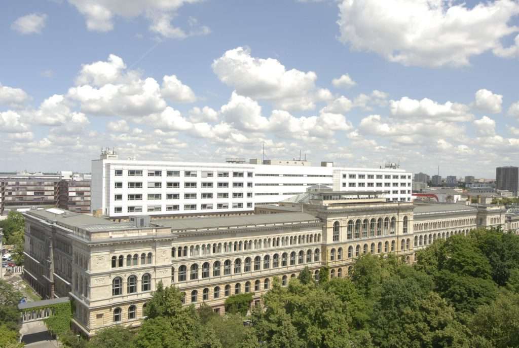 Blick vom Dach des Physik-Neubaus, Eugene-Paul-Wigner-Gebaeude, auf das Hauptgebaeude der Technischen Universitaet Berlin, TUB