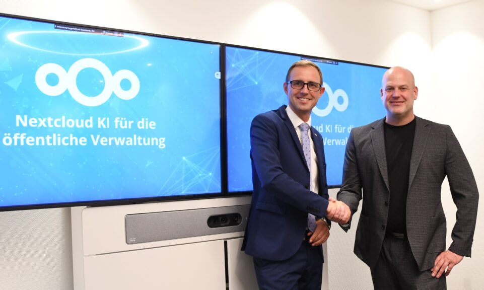 Minister of Digitization of Schleswig-Holstein and Nextcloud CEO shake hands
